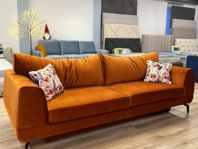 Прямий теракотовий диван на високих чорних ніжках з м’якими підлокітниками