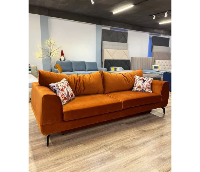 Прямий теракотовий диван на високих чорних ніжках з м’якими підлокітниками