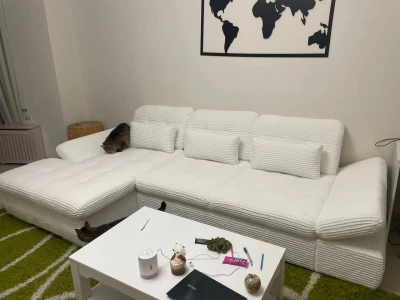 Світлий диван кутовий з регульованими підлокітниками та шезлонгом