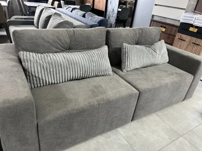 Двухсекционный диван с глубокой посадкой и декоративными подушками в рубчик