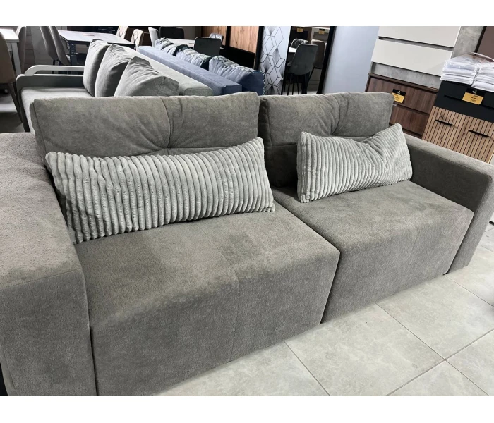 Двосекційний диван з глибокою посадкою та декоративними подушками в рубчик