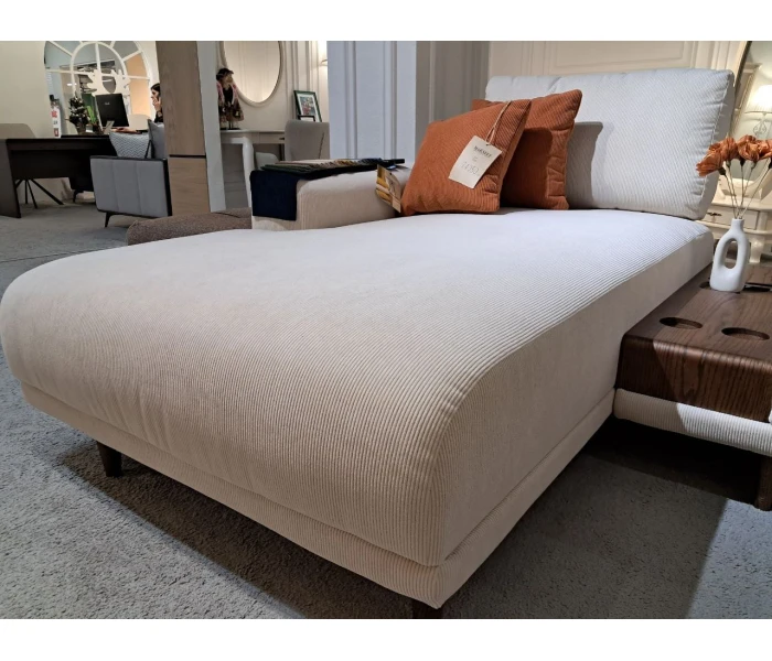 Угловой диван с интегрированным столиком-подлокотником