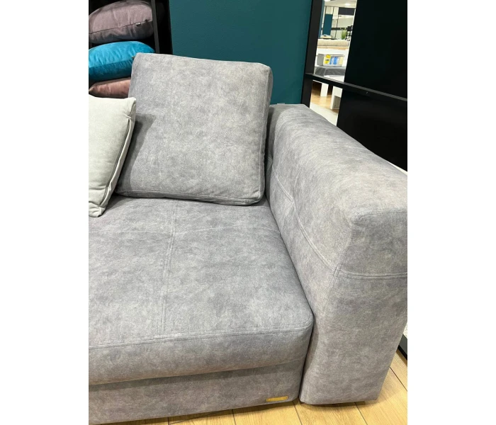 Низкопрофильный угловой диван пепельного цвета с массивными подлокотниками