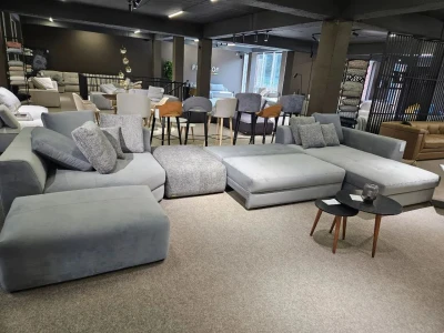 Массивный U-образный диван для просторных гостиных