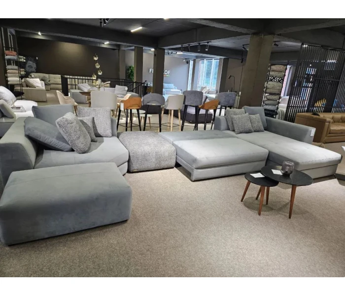 Массивный U-образный диван для просторных гостиных