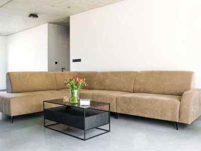 Низкий угловой диван на металлических ножках