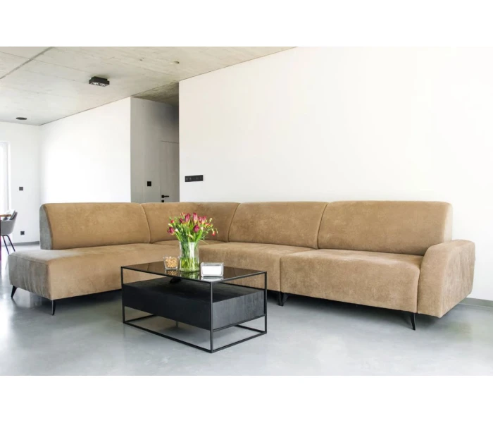 Низький кутовий диван на металевих ніжках