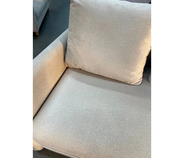 Компактный диван-трансформер с тонкими подлокотниками