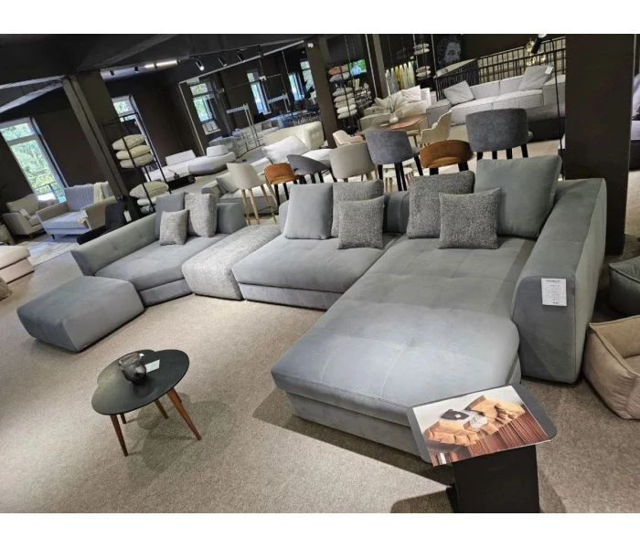 Массивный U-образный диван для просторных гостиных