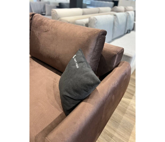 Коричневый минималистичный диван на низкой основе