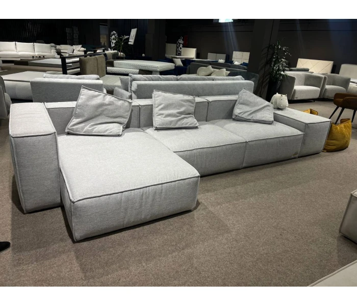 Глибокий диван геометричної форми з декоративним зовнішнім швом