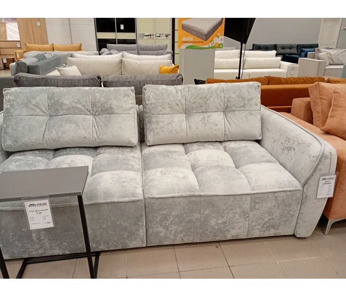 Светло-серый велюровый диван с глубокими сиденьями