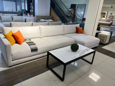 Великий модульний кутовий диван молочного кольору