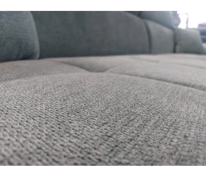 Кутовий диван м'ятного кольору з високими підголівниками