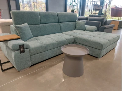 Угловой диван мятного цвета с высокими подголовниками