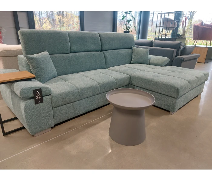 Кутовий диван м'ятного кольору з високими підголівниками