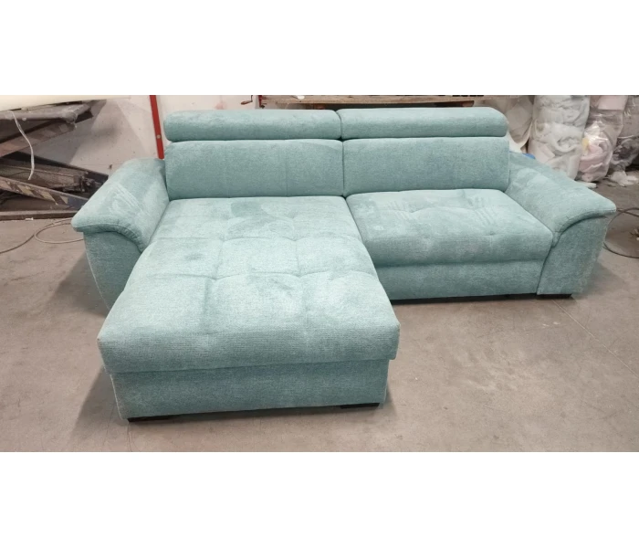 Современный угловой диван с декоративной стежкой