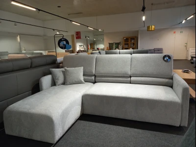 L-образный диван светло-серого цвета с влагостойкой обивкой