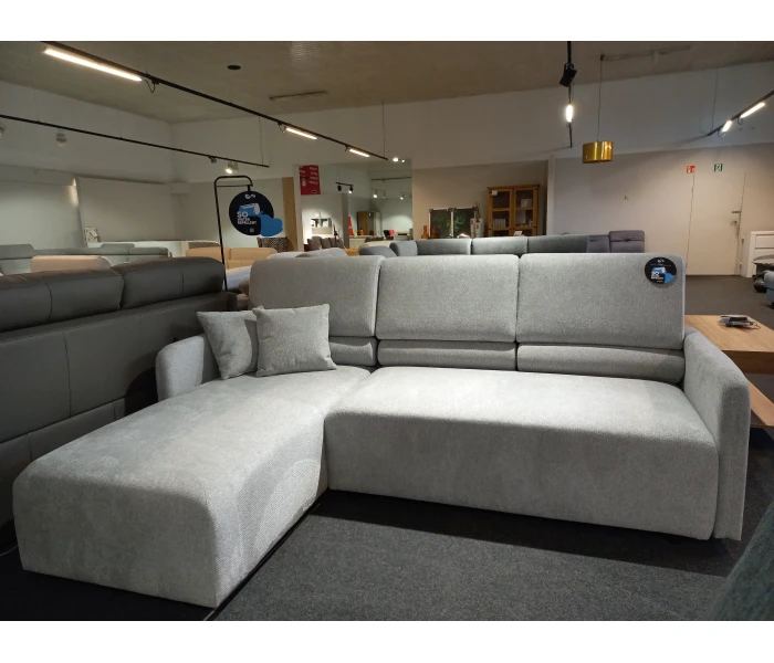 L-образный диван светло-серого цвета с влагостойкой обивкой