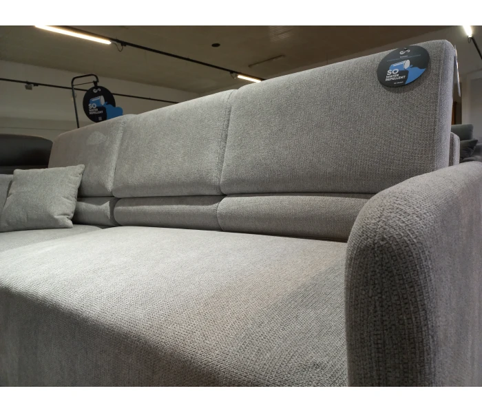 L-образный диван светло-серого цвета с влагостойкой обивкой