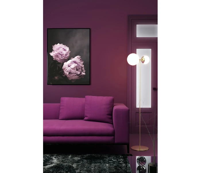 Диван кольору фуксії з прямими формами.