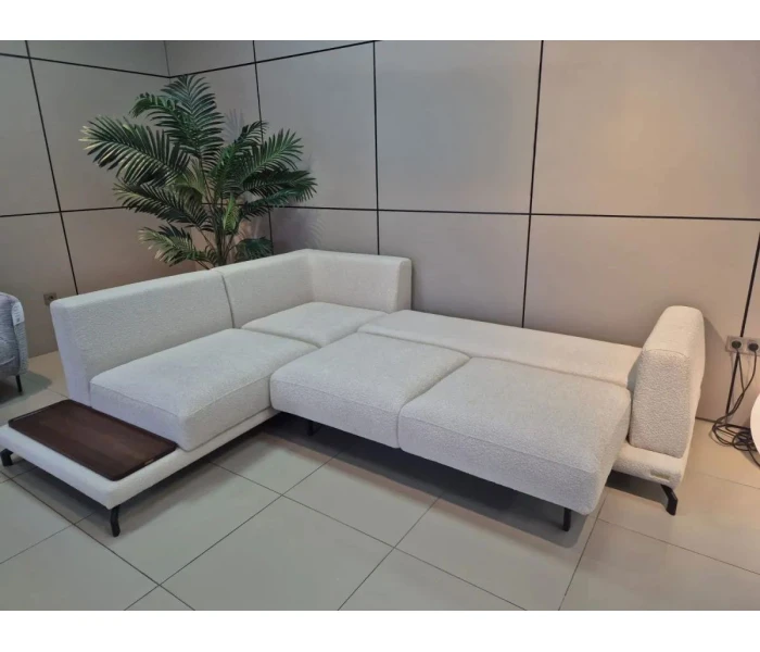 Білий кутовий диван з інтегрованою дерев'яною підставкою