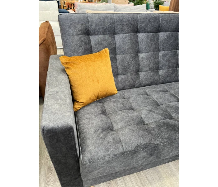 Гостьовий диван-трансформер з декоративними яскравими подушками