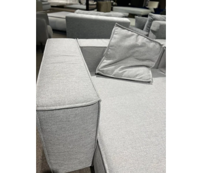 Глибокий диван геометричної форми з декоративним зовнішнім швом