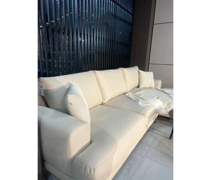 Сучасний L-подібний диван на металевих ніжках