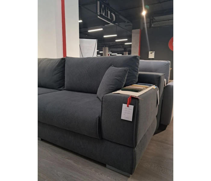 Прямой диван с фактурной обивкой «рубчик»