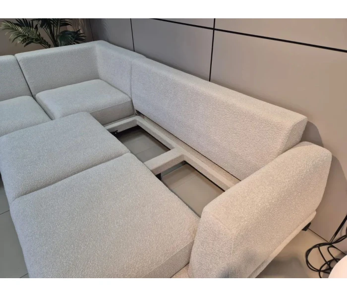 Білий кутовий диван з інтегрованою дерев'яною підставкою