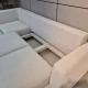 Білий кутовий диван з інтегрованою дерев'яною підставкою