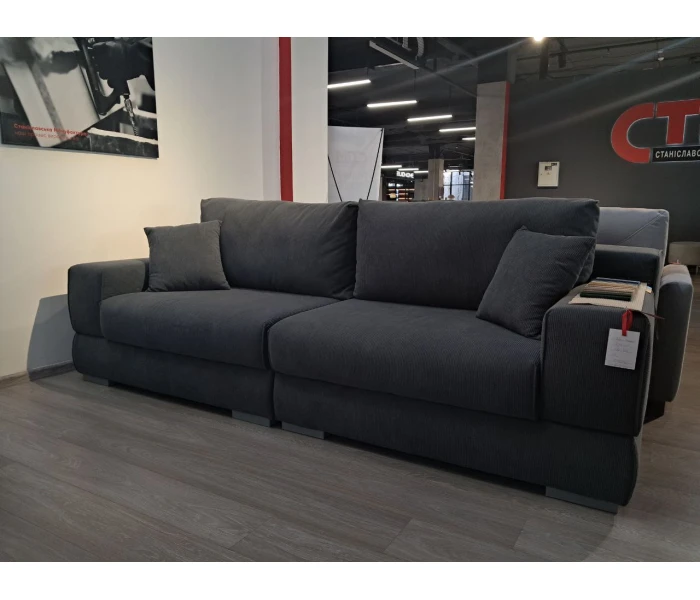 Прямой диван с фактурной обивкой «рубчик»