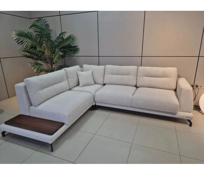 Білий кутовий диван з інтегрованою дерев'яною підставкою