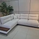 Білий кутовий диван з інтегрованою дерев'яною підставкою