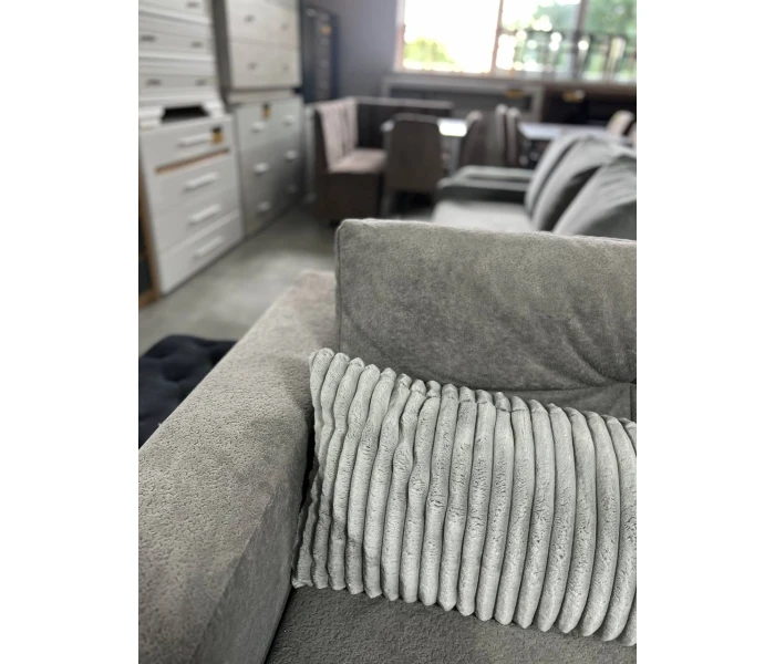 Двосекційний диван з глибокою посадкою та декоративними подушками в рубчик