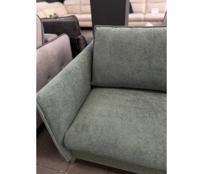 Компактный диван с тонкими подлокотниками и пышными подушками