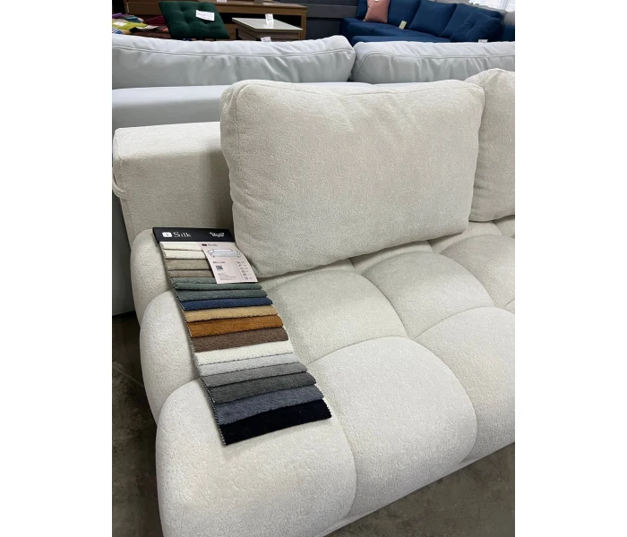 Прямой кремовый диван с высокими металлическими ножками