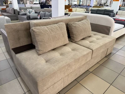 Компактный двухместный диван с боковыми деревянными полочками