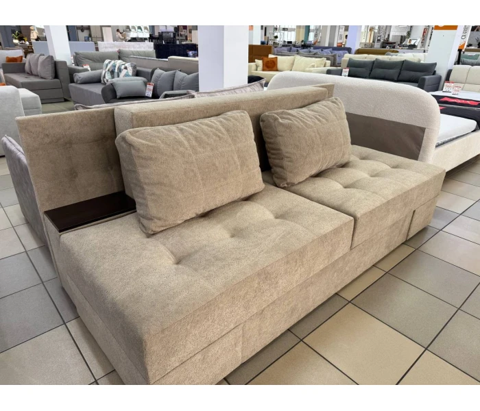 Компактный двухместный диван с боковыми деревянными полочками