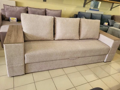 Бежевий прямий диван з комбінованими підлокітниками.