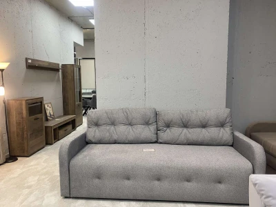 Лаконічний сірий диван з прямими підлокітниками