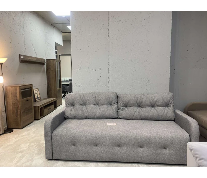 Лаконічний сірий диван з прямими підлокітниками