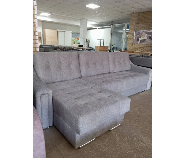 Серый угловой диван с каретной стяжкой на спинке и сиденье