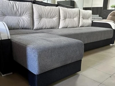 Кутовий диван із фігурним підлокітником