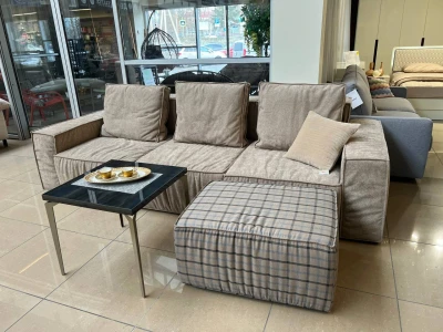 Прямой модульный диван-конструктор с массивными боковинами и отдельным пуфом в клетку