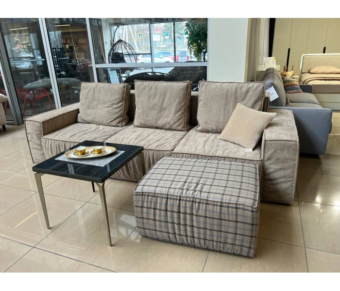 Прямой модульный диван-конструктор с массивными боковинами и отдельным пуфом в клетку