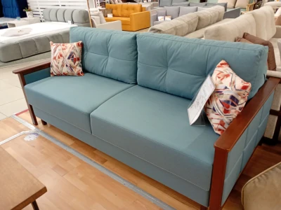 Двомісний диван з дерев'яним каркасом 