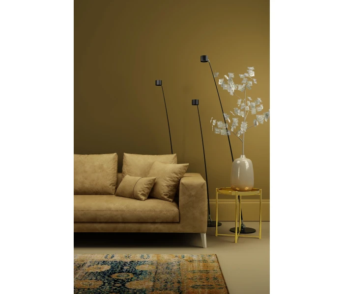 Лаконичный прямой диван с тонкими ножками