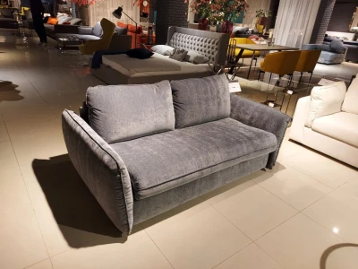 Лаконічний диван з м'якою оббивкою